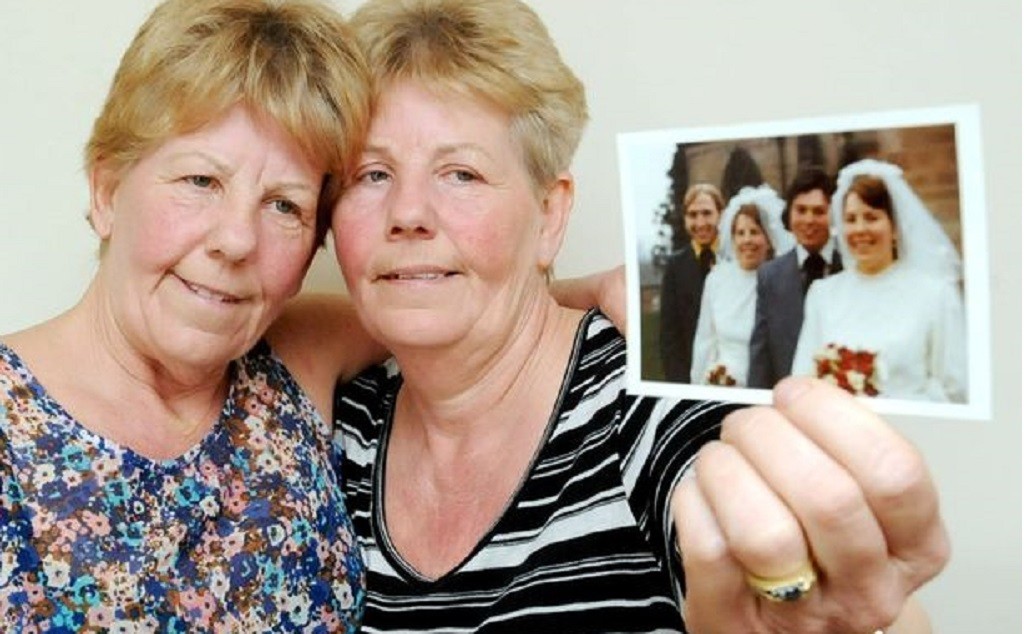 Identical-twins-Lynda-TomlinsonL-and-Ann-Ross 2
