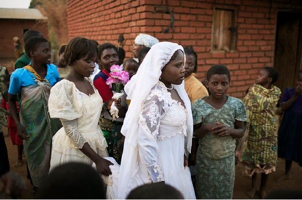 2006: Suzana Nabanda, age 16, with her sister behind; married to a farmer.