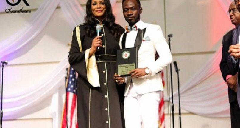 How Okyeame Kwame Grabbed Obama s Presidential Award - 67